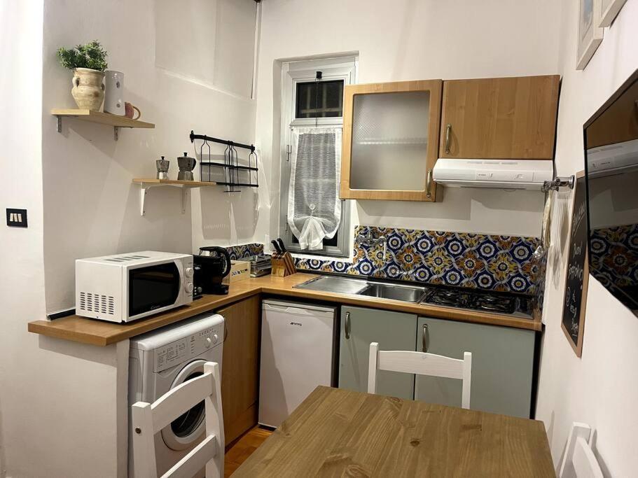 Ridi Che Ti Passa In Vico Lavagna Apartamento Génova Exterior foto
